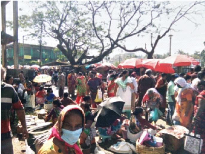 Kareena's Rules on Dhaba, Crowds at Papadi Weekly Bazaar; The fuss of social distance | काेराेनाची नियमावली धाब्यावर, पापडी आठवडाबाजारात गर्दी; साेशल डिस्टन्सिंगचा फज्जा