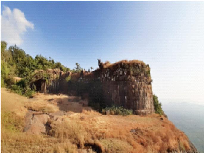 Neglect of Sagargad, a witness to historical events; Guardians preserve the heritage | ऐतिहासिक घटनांचा साक्षीदार असणाऱ्या सागरगडाकडे दुर्लक्ष; दुर्गरक्षक जपतात वारसा Neglect of Sagargad, a witness to historical events; Guardians preserve the heritage | ऐतिहासिक घटनांचा साक्षीदार असणाऱ्या सागरगडाकडे दुर्लक्ष; दुर्गरक्षक जपतात वारसा