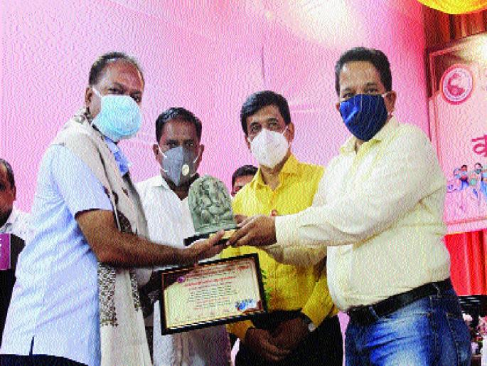 Kovid Warriors honored by Chinchpokli Festival Board; Posthumous award to driver Rajesh Kamble | चिंचपोकळी उत्सव मंडळातर्फे कोविड योद्ध्यांचा सन्मान; चालक राजेश कांबळे यांना मरणोत्तर पुरस्कार Kovid Warriors honored by Chinchpokli Festival Board; Posthumous award to driver Rajesh Kamble | चिंचपोकळी उत्सव मंडळातर्फे कोविड योद्ध्यांचा सन्मान; चालक राजेश कांबळे यांना मरणोत्तर पुरस्कार