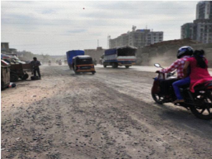 Dust kingdom on Ghatkopar-Mankhurd road; The plight of the citizens due to potholes | घाटकोपर-मानखुर्द  रस्त्यावर धुळीचे साम्राज्य; खड्ड्यांमुळे नागरिकांंचे हाल Dust kingdom on Ghatkopar-Mankhurd road; The plight of the citizens due to potholes | घाटकोपर-मानखुर्द  रस्त्यावर धुळीचे साम्राज्य; खड्ड्यांमुळे नागरिकांंचे हाल