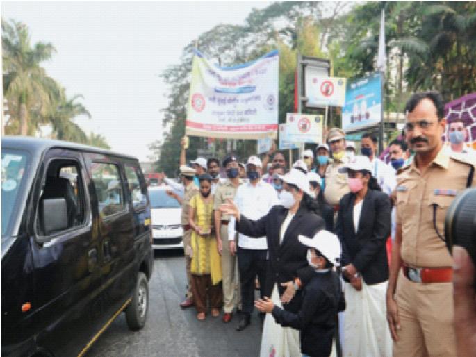 Judges on the streets to raise awareness about accidents; Road safety campaign of traffic police | अपघातांबाबत जनजागृतीसाठी न्यायाधीश रस्त्यावर; वाहतूक पोलिसांचे रस्ता सुरक्षा अभियान Judges on the streets to raise awareness about accidents; Road safety campaign of traffic police | अपघातांबाबत जनजागृतीसाठी न्यायाधीश रस्त्यावर; वाहतूक पोलिसांचे रस्ता सुरक्षा अभियान