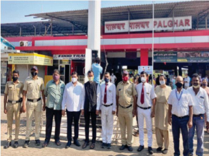 National flag hoisted again outside Palghar station; Wake up the administration after the signal of agitation | पालघर स्थानकाबाहेर पुन्हा फडकला राष्ट्रध्वज; आंदोलनाच्या इशाऱ्यानंतर प्रशासनाला जाग National flag hoisted again outside Palghar station; Wake up the administration after the signal of agitation | पालघर स्थानकाबाहेर पुन्हा फडकला राष्ट्रध्वज; आंदोलनाच्या इशाऱ्यानंतर प्रशासनाला जाग