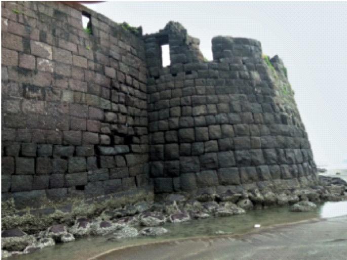 The fortifications of Alibag's Colaba Fort are crumbling | इतिहासातील शाैर्याची साक्ष देणाऱ्या अलिबागच्या कुलाबा किल्ल्याची तटबंदी ढासळतेय The fortifications of Alibag's Colaba Fort are crumbling | इतिहासातील शाैर्याची साक्ष देणाऱ्या अलिबागच्या कुलाबा किल्ल्याची तटबंदी ढासळतेय