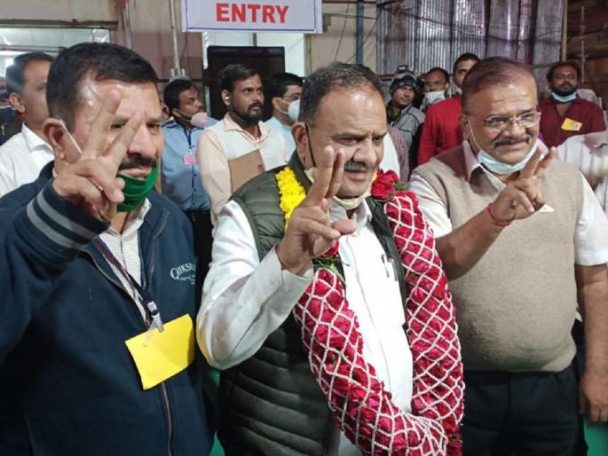 The benefit of unity to the Mahavikas Aghadi; The BJP got a double blow | महाविकास आघाडीला एकजुटीचा लाभ; भाजपाला बसला दुहीचा फटका The benefit of unity to the Mahavikas Aghadi; The BJP got a double blow | महाविकास आघाडीला एकजुटीचा लाभ; भाजपाला बसला दुहीचा फटका