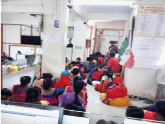 Solid waste workers sit in Dahanu Municipal Council; Workers do not get two months salary | डहाणू नगरपरिषदेत घनकचरा कामगारांचा ठिय्या; कामगारांना दोन महिने पगारच नाही Solid waste workers sit in Dahanu Municipal Council; Workers do not get two months salary | डहाणू नगरपरिषदेत घनकचरा कामगारांचा ठिय्या; कामगारांना दोन महिने पगारच नाही