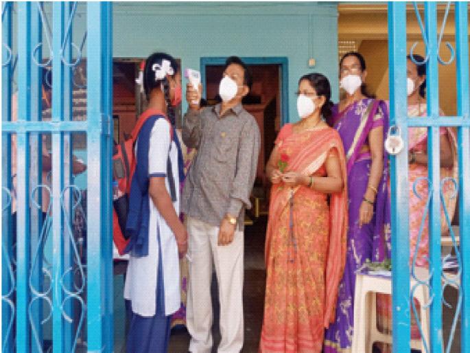 Chirping again in schools in the district; Enthusiasm among students, starting from fifth to eighth grade | जिल्ह्यातील शाळांमध्ये पुन्हा किलबिलाट; विद्यार्थ्यांत उत्साह, पाचवी ते आठवीचे वर्ग सुरू Chirping again in schools in the district; Enthusiasm among students, starting from fifth to eighth grade | जिल्ह्यातील शाळांमध्ये पुन्हा किलबिलाट; विद्यार्थ्यांत उत्साह, पाचवी ते आठवीचे वर्ग सुरू