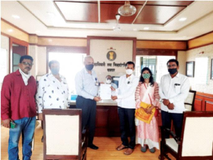 Forcing students to pay thousands of rupees in fees; Parents run to the people's representatives | विद्यार्थ्यांना हजारो रुपयांची फी भरण्याची सक्ती; पालकांची लोकप्रतिनिधींकडे धाव Forcing students to pay thousands of rupees in fees; Parents run to the people's representatives | विद्यार्थ्यांना हजारो रुपयांची फी भरण्याची सक्ती; पालकांची लोकप्रतिनिधींकडे धाव