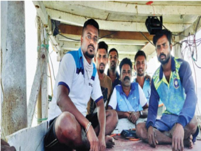 The boat 'Agnimata' was stranded at sea due to engine failure | सहा तरुणांनी सार्थ ठरवला संरक्षण यंत्रणांचा विश्वास; इंजिनमध्ये बिघाड झाल्याने समुद्रात बंद पडली ‘अग्निमाता’ बोट The boat 'Agnimata' was stranded at sea due to engine failure | सहा तरुणांनी सार्थ ठरवला संरक्षण यंत्रणांचा विश्वास; इंजिनमध्ये बिघाड झाल्याने समुद्रात बंद पडली ‘अग्निमाता’ बोट