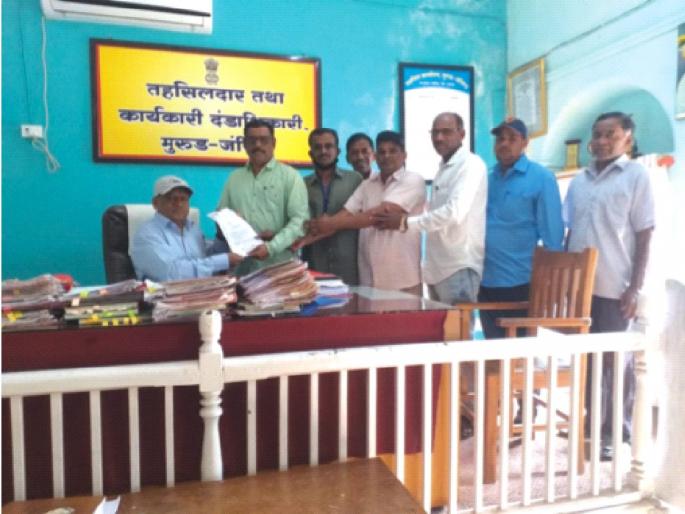 Fourth class employees wearing black ribbons; Statement of pending demands to tehsildar | चतुर्थश्रेणी कर्मचाऱ्यांचे काळ्या फिती लावून आंदोलन; प्रलंबित मागण्यांचं तहसिलदारांना निवेदन Fourth class employees wearing black ribbons; Statement of pending demands to tehsildar | चतुर्थश्रेणी कर्मचाऱ्यांचे काळ्या फिती लावून आंदोलन; प्रलंबित मागण्यांचं तहसिलदारांना निवेदन