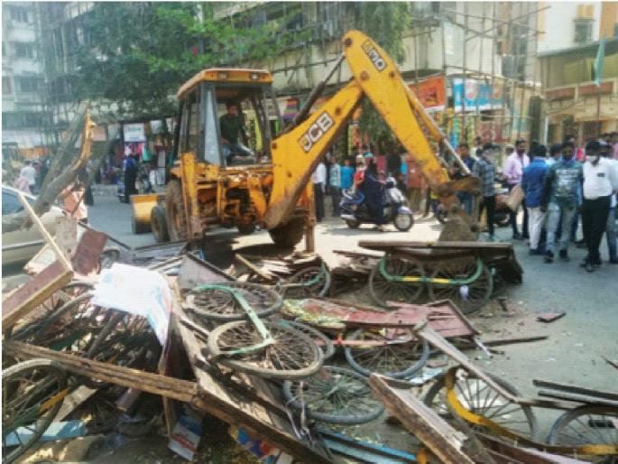 200 vehicles of encroaching peddlers were smashed; Action of Bhainder Municipality | अतिक्रमण करणाऱ्या फेरीवाल्यांच्या २०० गाड्या तोडल्या; भाईंदर पालिकेची कारवाई 200 vehicles of encroaching peddlers were smashed; Action of Bhainder Municipality | अतिक्रमण करणाऱ्या फेरीवाल्यांच्या २०० गाड्या तोडल्या; भाईंदर पालिकेची कारवाई