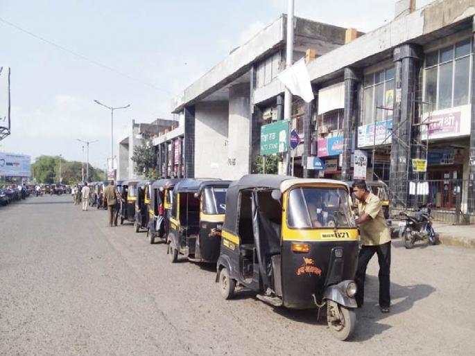 slowdown in rickshaw business due to local closure; Travel is avoided by fear of corona | Coronavirus: लोकल बंद असल्याने रिक्षा व्यवसायात मंदी; कोरोनाच्या भीतीने टाळला जातोय प्रवास slowdown in rickshaw business due to local closure; Travel is avoided by fear of corona | Coronavirus: लोकल बंद असल्याने रिक्षा व्यवसायात मंदी; कोरोनाच्या भीतीने टाळला जातोय प्रवास