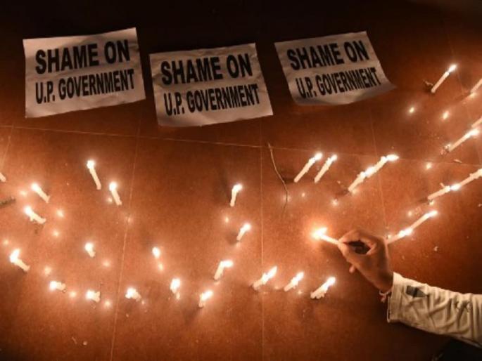 Rape in UP: Girl commits suicide by hanging herself at home; Family members allege rape | Rape in UP: घरी गळफास घेऊन मुलीची आत्महत्या; बलात्कार झाल्याचा कुटुंबियांचा आरोप Rape in UP: Girl commits suicide by hanging herself at home; Family members allege rape | Rape in UP: घरी गळफास घेऊन मुलीची आत्महत्या; बलात्कार झाल्याचा कुटुंबियांचा आरोप