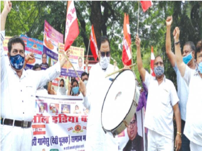 Dafdi Bajao Andolan for reservation of Banjara community; Protest in front of the Collector's Office | बंजारा समाजाचे आरक्षणासाठी डफडी बजाओ आंदोलन; जिल्हाधिकारी कार्यालयासमोर निषेध Dafdi Bajao Andolan for reservation of Banjara community; Protest in front of the Collector's Office | बंजारा समाजाचे आरक्षणासाठी डफडी बजाओ आंदोलन; जिल्हाधिकारी कार्यालयासमोर निषेध