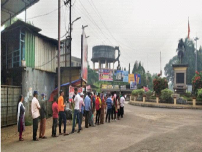 Queues of citizens for Aadhar card maintained; Disruption of government digital services | आधार कार्डसाठी नागरिकांच्या रांगा कायम; शासनाच्या डिजिटल सेवेचा बोजवारा Queues of citizens for Aadhar card maintained; Disruption of government digital services | आधार कार्डसाठी नागरिकांच्या रांगा कायम; शासनाच्या डिजिटल सेवेचा बोजवारा