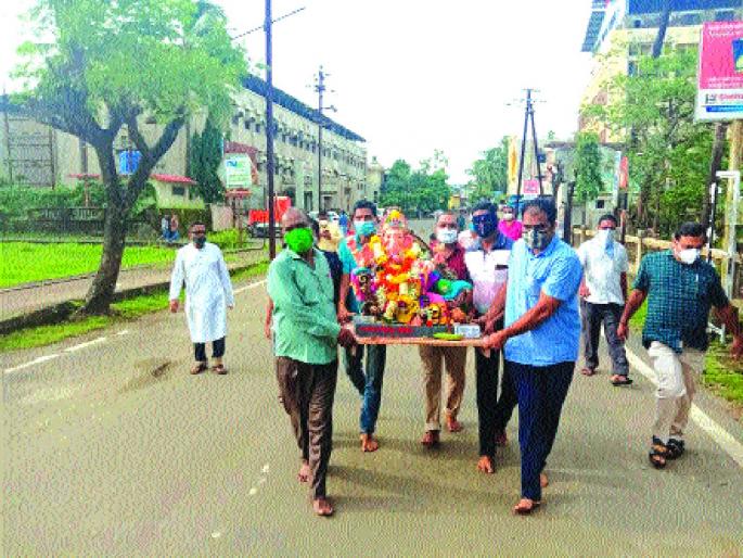 Farewell to Bappa in one and a half days for public interest; 57-year tradition broken by corona | सार्वजनिक हितासाठी बाप्पाला दीड दिवसांत निरोप; ५७ वर्षांची परंपरा कोरोनामुळे खंडित Farewell to Bappa in one and a half days for public interest; 57-year tradition broken by corona | सार्वजनिक हितासाठी बाप्पाला दीड दिवसांत निरोप; ५७ वर्षांची परंपरा कोरोनामुळे खंडित