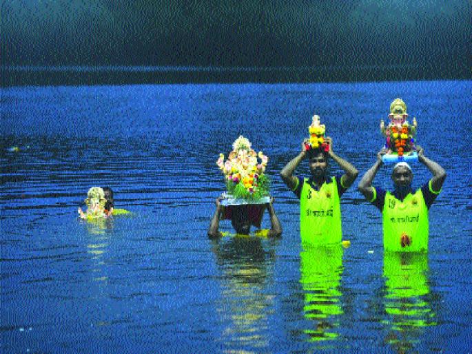 Farewell to Gaurai with 32 thousand Ganpatis; Emphasis on immersion at home | ३२ हजार गणपतींसह गौराईंना निरोप; घरीच विसर्जनावर भर Farewell to Gaurai with 32 thousand Ganpatis; Emphasis on immersion at home | ३२ हजार गणपतींसह गौराईंना निरोप; घरीच विसर्जनावर भर