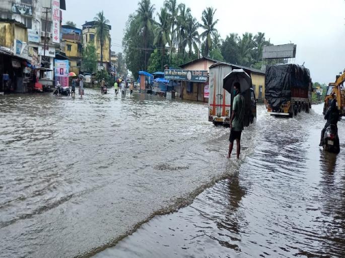 The low lying areas are waterlogged due to rains in Bhiwandi | भिवंडीत मुसळधार पावसामुळे सखल भाग जलमय; अनेक दुकानांसह घरांमध्ये शिरले पाणी