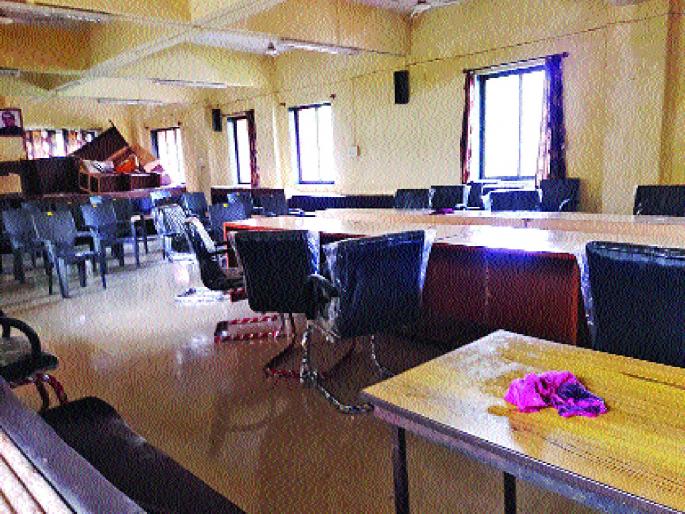 Murbad Panchayat Samiti building leaks; New furniture soaked in water | मुरबाड पंचायत समितीच्या इमारतीला लागली गळती; नवीन फर्निचर पाण्यात भिजले Murbad Panchayat Samiti building leaks; New furniture soaked in water | मुरबाड पंचायत समितीच्या इमारतीला लागली गळती; नवीन फर्निचर पाण्यात भिजले