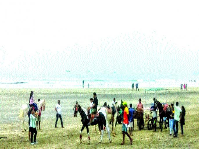 Tourists flock to Murud taluka; Tourists arrive even in rainy weather | मुरुड तालुक्यात पर्यटकांची रेलचेल; पावसाळी वातावरणातही पर्यटक दाखल Tourists flock to Murud taluka; Tourists arrive even in rainy weather | मुरुड तालुक्यात पर्यटकांची रेलचेल; पावसाळी वातावरणातही पर्यटक दाखल