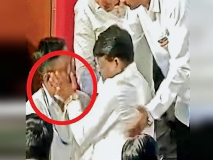 BJP MLA Kamble slapped the police | भाजप आमदार कांबळे यांनी पोलिसाला दिली कानशिलात BJP MLA Kamble slapped the police | भाजप आमदार कांबळे यांनी पोलिसाला दिली कानशिलात