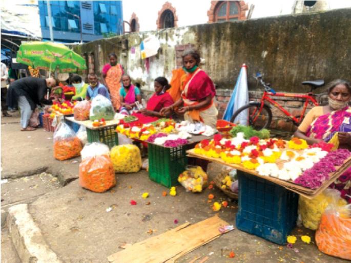 Navratri 2020: Flower 'prices' rise in Thane due to Navratri; Corona's rebuke to people's enthusiasm | Navratri 2020: ठाण्यात नवरात्रीमुळे वधारले फुलांचे ‘भाव’; लोकांच्या उत्साहावर कोरोनाचे सावट