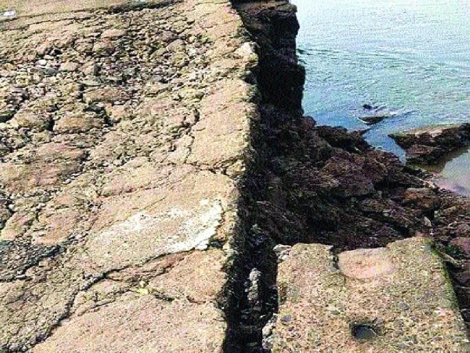 Part of the bridge over the Bhatsa river collapsed | भातसा नदीवरील पुलाचा भाग कोसळला Part of the bridge over the Bhatsa river collapsed | भातसा नदीवरील पुलाचा भाग कोसळला