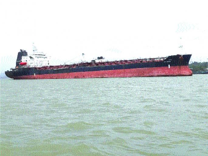 Ship 'Te' stranded at sea in Gharapuri port at JNPT's Ackerpoint | घारापुरी बंदराच्या समुद्रात भरकटलेले ‘ते’ जहाज जेएनपीटीच्या अॅकरपॉइंटमध्ये Ship 'Te' stranded at sea in Gharapuri port at JNPT's Ackerpoint | घारापुरी बंदराच्या समुद्रात भरकटलेले ‘ते’ जहाज जेएनपीटीच्या अॅकरपॉइंटमध्ये