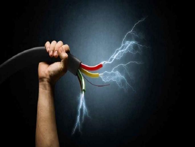 Electric shock given to husband with help of lover; Wife sleeping next to dead body all night | प्रियकराच्या मदतीनं नवऱ्याला दिला विजेचा शॉक; रात्रभर मृतदेहाशेजारी झोपली बायको Electric shock given to husband with help of lover; Wife sleeping next to dead body all night | प्रियकराच्या मदतीनं नवऱ्याला दिला विजेचा शॉक; रात्रभर मृतदेहाशेजारी झोपली बायको