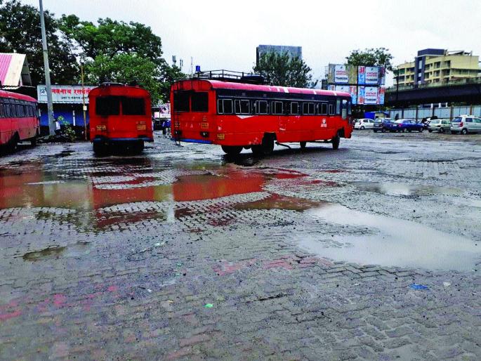 Panvel bus stand problems, inconvenience to passengers; Hygiene was disrupted | पनवेल बसस्थानक समस्यांचे आगार, प्रवाशांना त्रास; स्वच्छतेचा बोजवारा उडाला Panvel bus stand problems, inconvenience to passengers; Hygiene was disrupted | पनवेल बसस्थानक समस्यांचे आगार, प्रवाशांना त्रास; स्वच्छतेचा बोजवारा उडाला