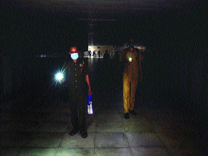 Electricity: 2,200 MW power outage in Mumbai and suburbs; The lights went on at 5 in the evening | Electricity: मुंबई आणि उपनगराचा २,२०० मेगावॅट वीजपुरवठा खंडित; संध्याकाळी ५ वाजता दिवे लागले Electricity: 2,200 MW power outage in Mumbai and suburbs; The lights went on at 5 in the evening | Electricity: मुंबई आणि उपनगराचा २,२०० मेगावॅट वीजपुरवठा खंडित; संध्याकाळी ५ वाजता दिवे लागले