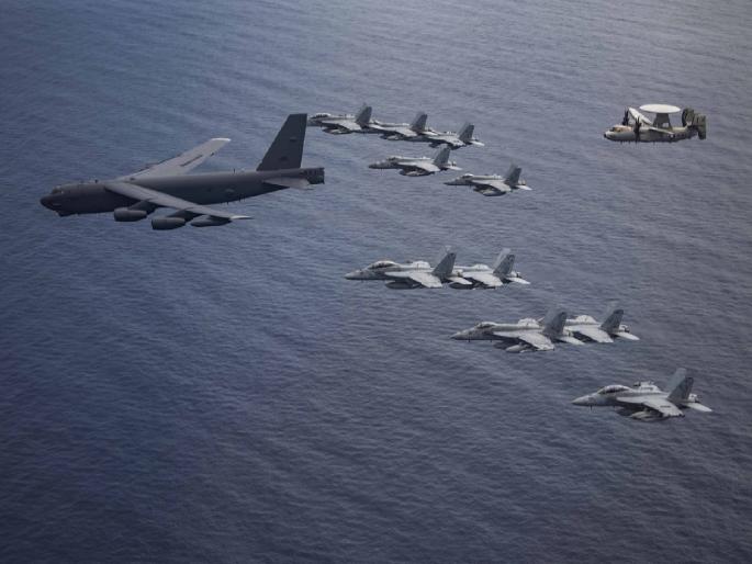 US military strength in the South China Sea; A mockery of China's threat | दक्षिण चीन समुद्रात अमेरिकेने दाखवली लष्करी ताकद; चीनच्या धमकीची उडवली खिल्ली US military strength in the South China Sea; A mockery of China's threat | दक्षिण चीन समुद्रात अमेरिकेने दाखवली लष्करी ताकद; चीनच्या धमकीची उडवली खिल्ली