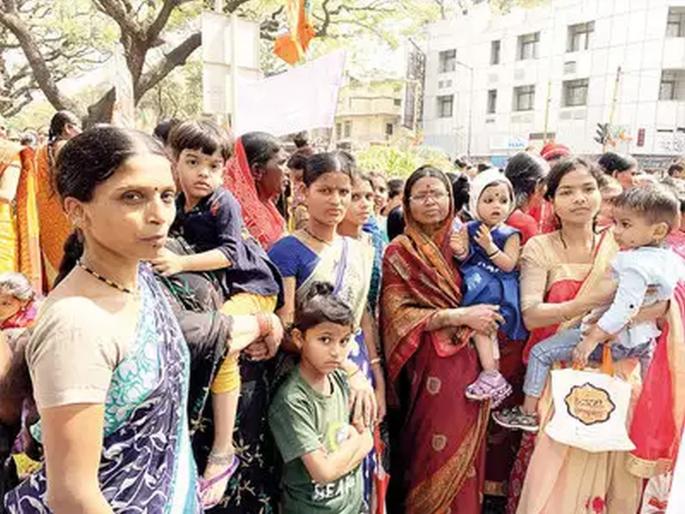 State BJP hires crowd to stage protest against Uddhav Thackeray government | '१०० रुपये देतो म्हणाले अन् उन्हात बसवलं; हातात फक्त वडापाव दिला, पाणीही दिलं नाही' State BJP hires crowd to stage protest against Uddhav Thackeray government | '१०० रुपये देतो म्हणाले अन् उन्हात बसवलं; हातात फक्त वडापाव दिला, पाणीही दिलं नाही'