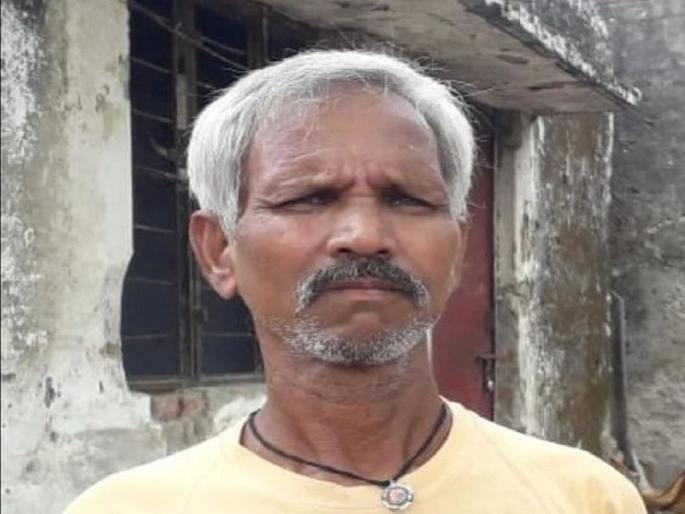 Lockdown: Man Returned Home After 18 Years Whose Last Rights Performed By Family In Gorakhpur pnm | Lockdown: १८ वर्षापूर्वी ज्याच्यावर अंत्यसंस्कार केले ‘तो’ पुन्हा घरी जिवंत परतला; मुलींनी केलं स्वागत Lockdown: Man Returned Home After 18 Years Whose Last Rights Performed By Family In Gorakhpur pnm | Lockdown: १८ वर्षापूर्वी ज्याच्यावर अंत्यसंस्कार केले ‘तो’ पुन्हा घरी जिवंत परतला; मुलींनी केलं स्वागत