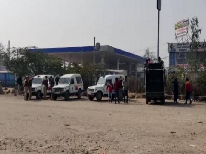 Police play Border cinema song at Farmers protest venue, farmers said, stop the song | बॉर्डरवर पोलीस वाजवतायेत 'संदेशे आते है' गाणं; शेतकरी म्हणाले, बंद करा, आम्हाला त्रास होतोय Police play Border cinema song at Farmers protest venue, farmers said, stop the song | बॉर्डरवर पोलीस वाजवतायेत 'संदेशे आते है' गाणं; शेतकरी म्हणाले, बंद करा, आम्हाला त्रास होतोय