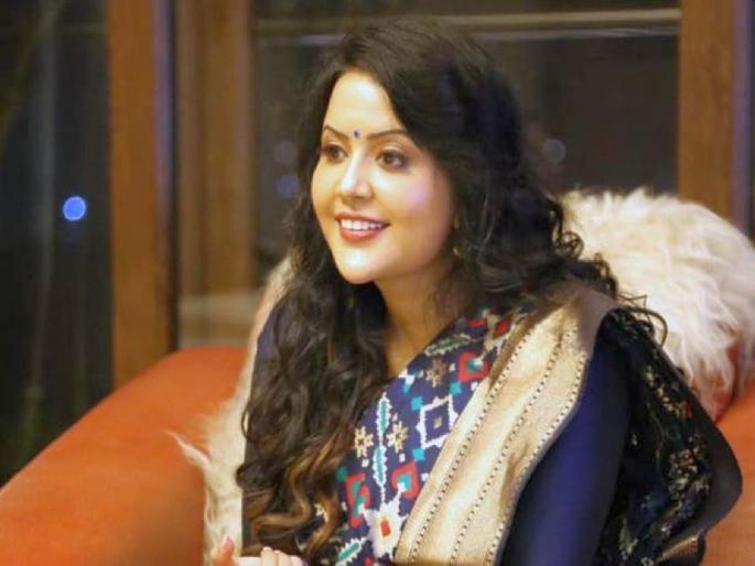 "Keep mental health, Shiv Sena Target Devendra fadanvis wife Amrita Fadnavis | ‘अ’मृतावस्थेत न जाता मानसिक स्वास्थ जपा, योगा करत जा; शिवसेनेचा अमृता फडणवीसांना टोला