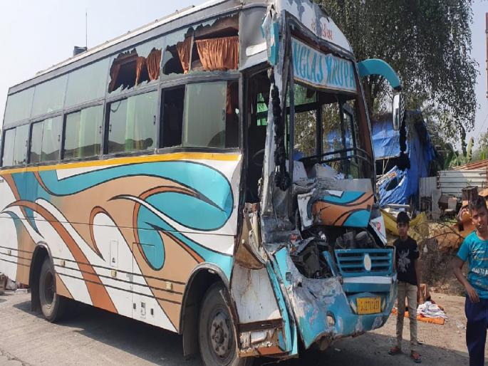 Accident in bus and container near Charoti toll naka, 15 injured | चारोटी टोल नाक्याजवळ बस आणि कंटेनरमध्ये अपघात, 15 जखमी Accident in bus and container near Charoti toll naka, 15 injured | चारोटी टोल नाक्याजवळ बस आणि कंटेनरमध्ये अपघात, 15 जखमी