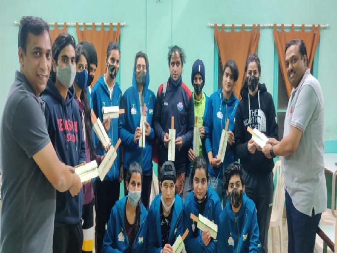 Kashmir Girls' dedication to cricket, Team Reached Pune for a Match | मंजिले भी जिद्दी है...लेकिन बुलंद है हौसले! क्रिकेटप्रती मुलींची समर्पण वृत्ती