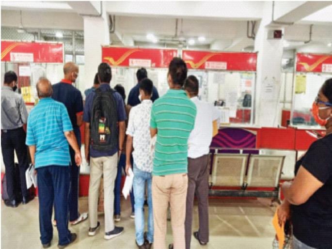 The fuss of social distance in the post in Vashi; Crowd as only one window opens | वाशीतील पोस्टात सामाजिक अंतराचा फज्जा; एकच खिडकी सुरू असल्याने गर्दी The fuss of social distance in the post in Vashi; Crowd as only one window opens | वाशीतील पोस्टात सामाजिक अंतराचा फज्जा; एकच खिडकी सुरू असल्याने गर्दी