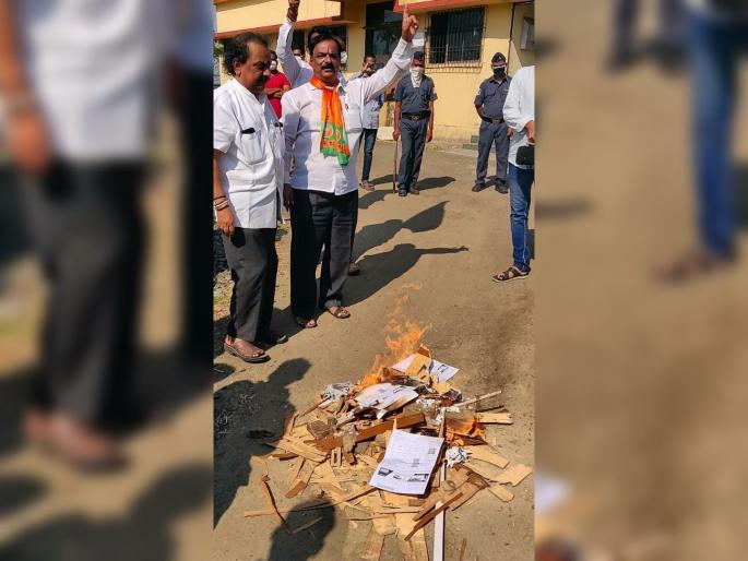 BJP aggressive in Vasai over power bill hike; Holi in front of Vasai MSEDCL office | वीजबिल वाढीवरून वसईत भाजपा आक्रमक; वसई महावितरण कार्यालयासमोर केली होळी BJP aggressive in Vasai over power bill hike; Holi in front of Vasai MSEDCL office | वीजबिल वाढीवरून वसईत भाजपा आक्रमक; वसई महावितरण कार्यालयासमोर केली होळी