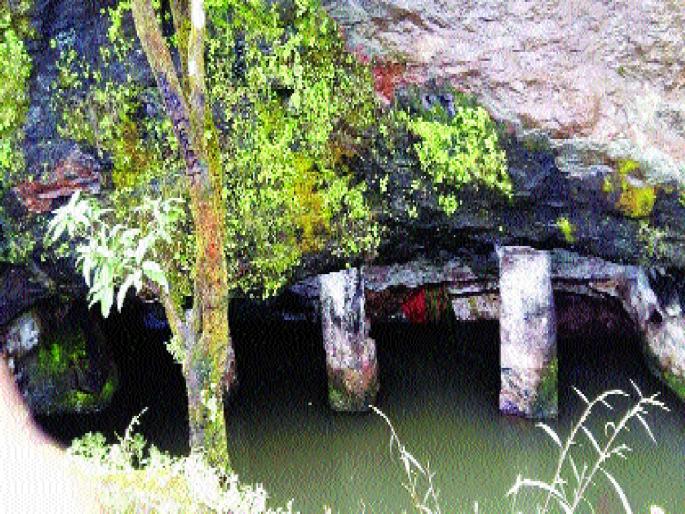 This time, Barjai worshiped the deity from afar; Risk of corona outbreak | यंदा बारजाई दैवताला दुरूनच दंडवत; कोरोना प्रादुर्भावाचा धोका This time, Barjai worshiped the deity from afar; Risk of corona outbreak | यंदा बारजाई दैवताला दुरूनच दंडवत; कोरोना प्रादुर्भावाचा धोका