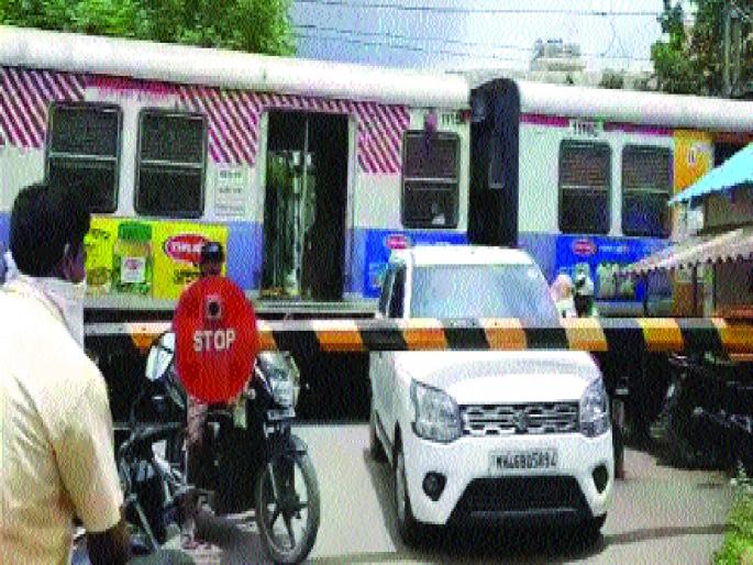 God bless you! At Neral, the gates were closed and vehicles got stuck while crossing the rails; The great calamity was averted | दैव बलवत्तर! नेरळ येथे रूळ ओलांडताना फाटक बंद होऊन वाहने अडकली; मोठा अनर्थ टळला God bless you! At Neral, the gates were closed and vehicles got stuck while crossing the rails; The great calamity was averted | दैव बलवत्तर! नेरळ येथे रूळ ओलांडताना फाटक बंद होऊन वाहने अडकली; मोठा अनर्थ टळला