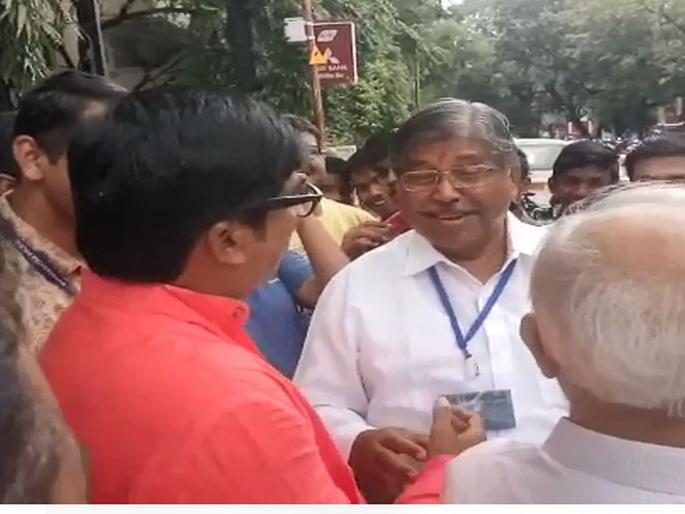 Maharashtra Election 2019: Chandrakant Patil offers 'BJP join to MNS candidate'; But Kishore Shinde said that ... | महाराष्ट्र निवडणूक २०१९: चंद्रकांत पाटलांनी मनसे उमेदवाराला दिली भाजप प्रवेशाची ऑफर; मात्र किशोर शिंदे म्हणाले की... Maharashtra Election 2019: Chandrakant Patil offers 'BJP join to MNS candidate'; But Kishore Shinde said that ... | महाराष्ट्र निवडणूक २०१९: चंद्रकांत पाटलांनी मनसे उमेदवाराला दिली भाजप प्रवेशाची ऑफर; मात्र किशोर शिंदे म्हणाले की...