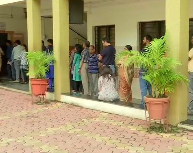 Maharashtra Assembly Election Voting 2019 Live Updates: Voting will start at 7 am in 288 constituencies | Maharashtra Voting 2019 Live: संध्याकाळी 6 वाजेपर्यंत राज्यभरात ५५.४८ टक्के मतदान Maharashtra Assembly Election Voting 2019 Live Updates: Voting will start at 7 am in 288 constituencies | Maharashtra Voting 2019 Live: संध्याकाळी 6 वाजेपर्यंत राज्यभरात ५५.४८ टक्के मतदान