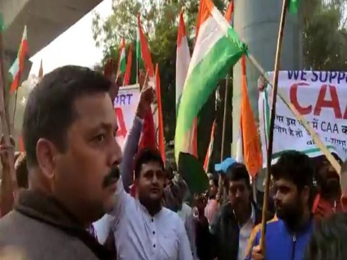 Breaking: youth marching openly on the road near Jamia university | Jamia Protest : 'जामिया'मध्ये पुन्हा एकदा तणाव; 'गोली मारो' घोषणा देत विद्यापीठात घुसला मोठा जमाव Breaking: youth marching openly on the road near Jamia university | Jamia Protest : 'जामिया'मध्ये पुन्हा एकदा तणाव; 'गोली मारो' घोषणा देत विद्यापीठात घुसला मोठा जमाव