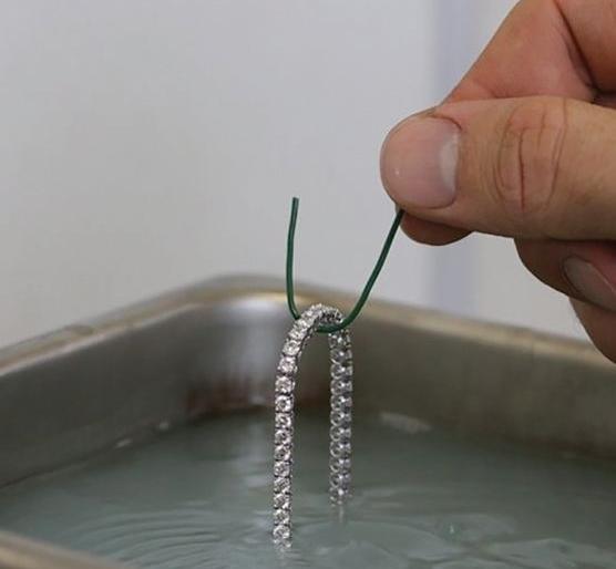 Polishing jewelry? Careful! | दागिने पॉलीश करताय? सावधान! भांडी आणि दागिने पॉलीशच्या नावाने घातला जातोय गंडा Polishing jewelry? Careful! | दागिने पॉलीश करताय? सावधान! भांडी आणि दागिने पॉलीशच्या नावाने घातला जातोय गंडा