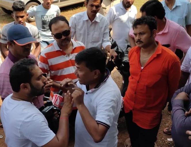 Goa Shramik Journalist oppose Shiv Sena Taluka President behavior | दोडामार्ग शिवसेना तालुकाप्रमुखांच्या कृतीचा गोवा श्रमिक पत्रकार संघटनेकडून निषेध Goa Shramik Journalist oppose Shiv Sena Taluka President behavior | दोडामार्ग शिवसेना तालुकाप्रमुखांच्या कृतीचा गोवा श्रमिक पत्रकार संघटनेकडून निषेध