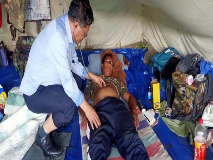 Mizoram zr thiamsanga doctor turned politician help treat the sick in remote area | ...अन् डॉक्टर आमदाराने अनेक किमी पायपीट करुन सीमेवरील सुरक्षा जवानाचे प्राण वाचवले! Mizoram zr thiamsanga doctor turned politician help treat the sick in remote area | ...अन् डॉक्टर आमदाराने अनेक किमी पायपीट करुन सीमेवरील सुरक्षा जवानाचे प्राण वाचवले!
