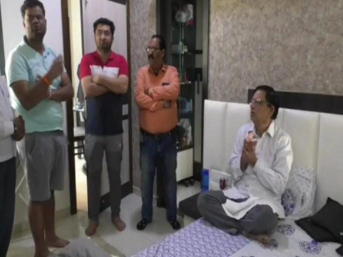 Madhya Pradesh man cut finger doctor after treatment in chhindwara Police arrest 2 people | धक्कादायक! उपचारानंतर डॉक्टरने मागितली रुग्णाला फी; रुग्णाने जे केलं ते पाहून शॉक बसेल Madhya Pradesh man cut finger doctor after treatment in chhindwara Police arrest 2 people | धक्कादायक! उपचारानंतर डॉक्टरने मागितली रुग्णाला फी; रुग्णाने जे केलं ते पाहून शॉक बसेल