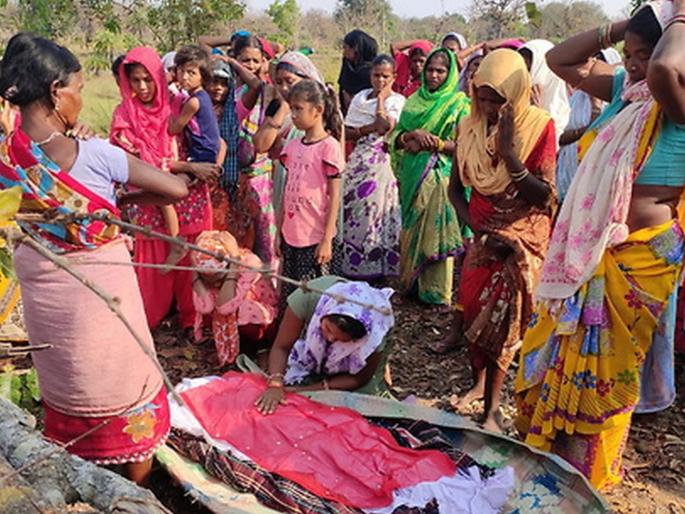 Coronavirus: Due to Lockdown father did not attend last funeral of his son pnm | Coronavirus: ‘लॉकडाऊन’मुळं मुलाच्या अंत्ययात्रेला बाप मुकला; पाणावलेल्या डोळ्यांनी व्हिडीओ कॉल केला अन् म्हणाला... Coronavirus: Due to Lockdown father did not attend last funeral of his son pnm | Coronavirus: ‘लॉकडाऊन’मुळं मुलाच्या अंत्ययात्रेला बाप मुकला; पाणावलेल्या डोळ्यांनी व्हिडीओ कॉल केला अन् म्हणाला...