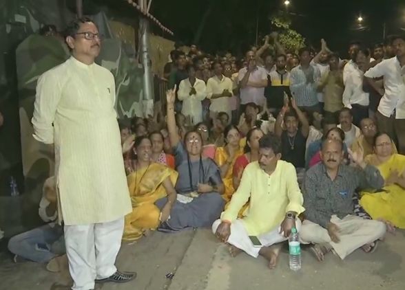 Maharashtra Election 2019:... So is Balasaheb's Shiv Sena in the party ?; Uddhav Thackeray angry with Shiv Sena MLA | बाळासाहेबांची शिवसेना पक्षात उरली आहे का?; विद्यमान आमदाराची उद्धव ठाकरेंवर नाराजी Maharashtra Election 2019:... So is Balasaheb's Shiv Sena in the party ?; Uddhav Thackeray angry with Shiv Sena MLA | बाळासाहेबांची शिवसेना पक्षात उरली आहे का?; विद्यमान आमदाराची उद्धव ठाकरेंवर नाराजी